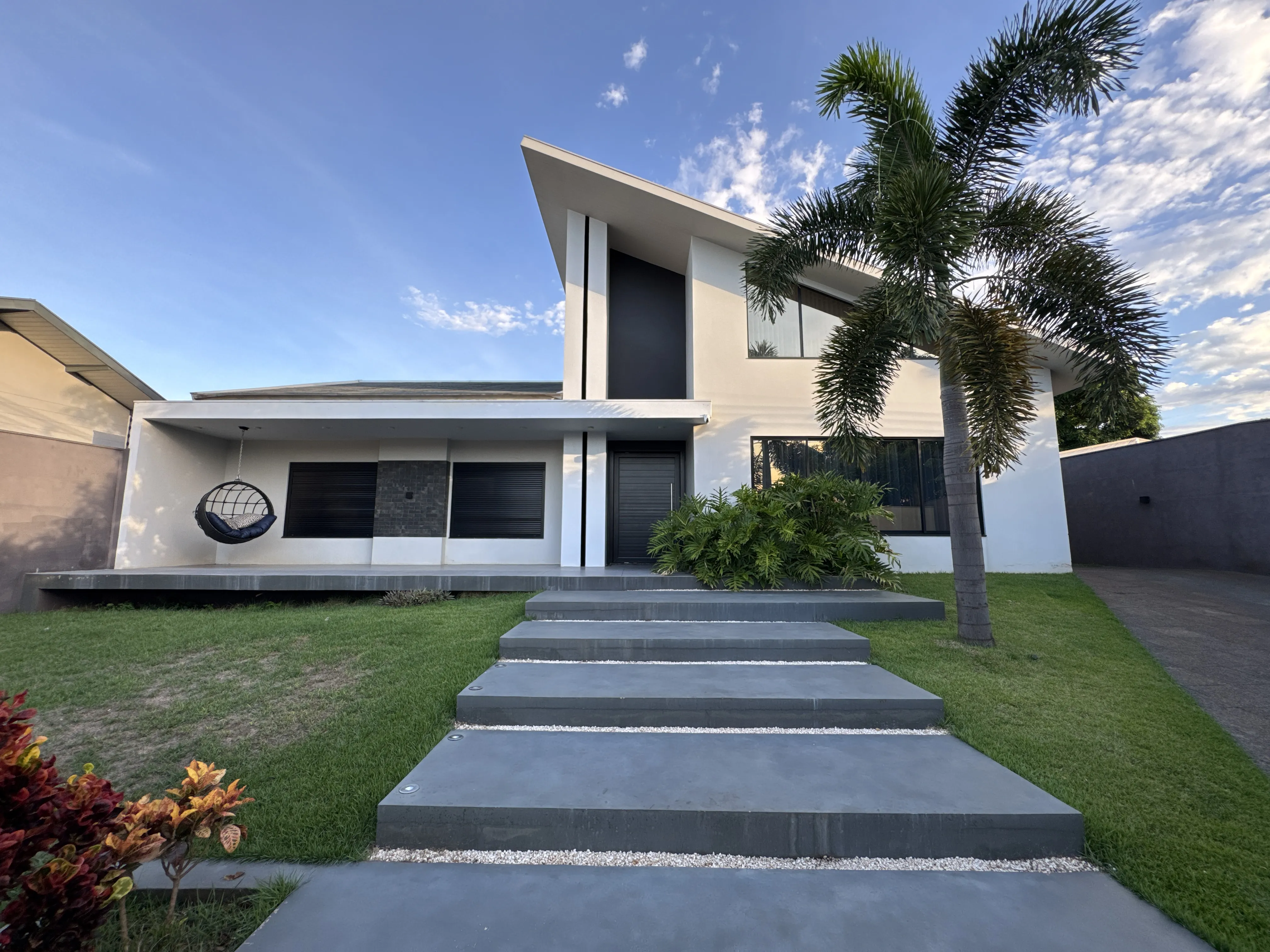 Casa de Alto Padrão com Amplo Terreno – 280m² de Conforto e Estilo
