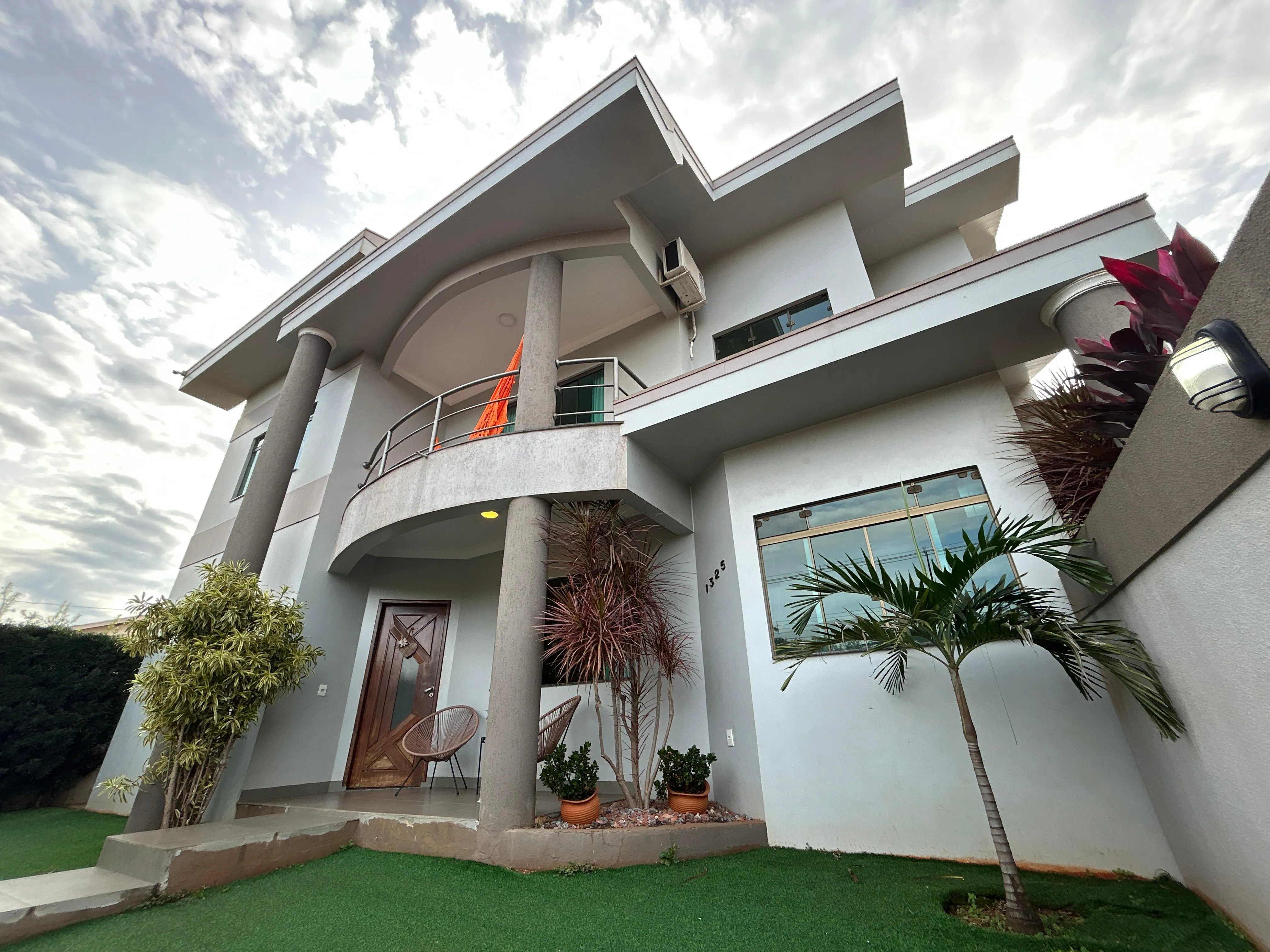 Residência Completa com Piscina, Edícula e Energia Solar – 320m² Construídos